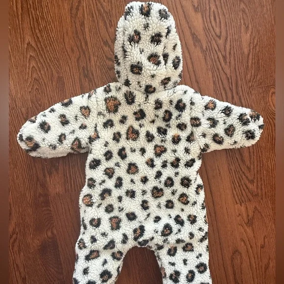 Little Me Fuzzy 3-6M Leopard Print Footie - Picture 4 of 6